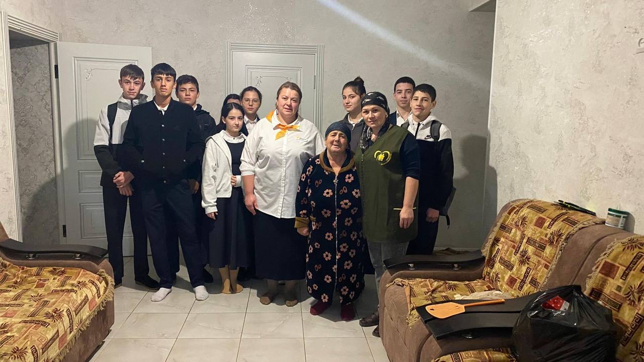 Внимание к старшим: школьники Аргудана поздравляют мать героя СВО